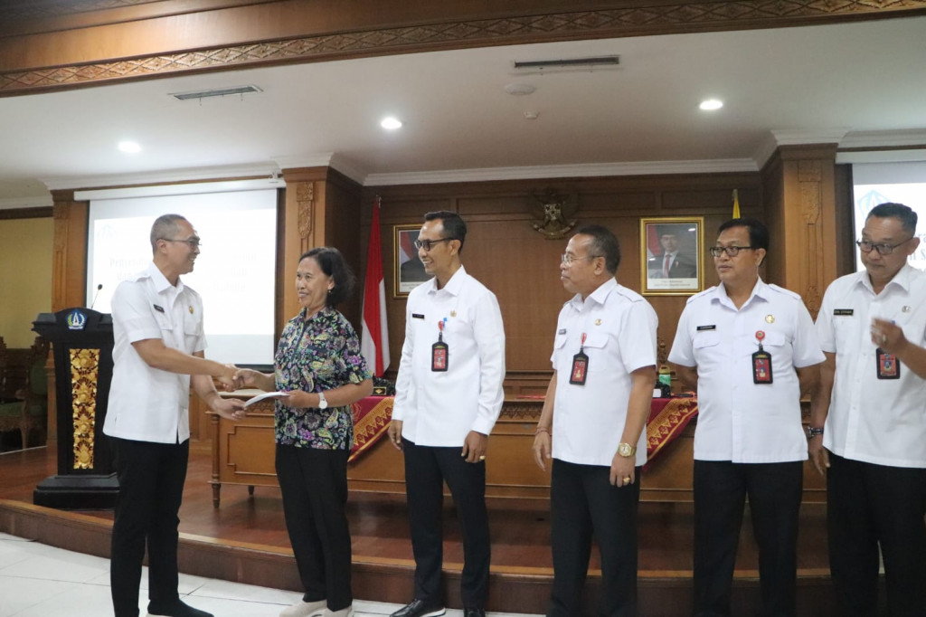 Sekda Surya Suamba Serahkan Santunan Pensiun dan Dana Duka KORPRI